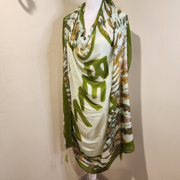 BCBGENERATION Large Green Graphic Wrap Scarf  Beachy Cover all - Picture 7 of 9